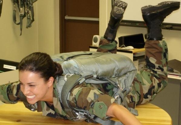 Contratto di servizio per ragazze nell'esercito: è possibile?